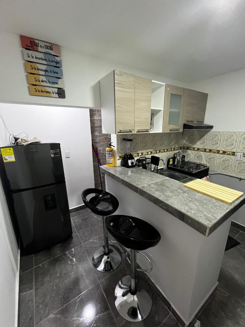 Kitchen or kitchenette, minibar, oven