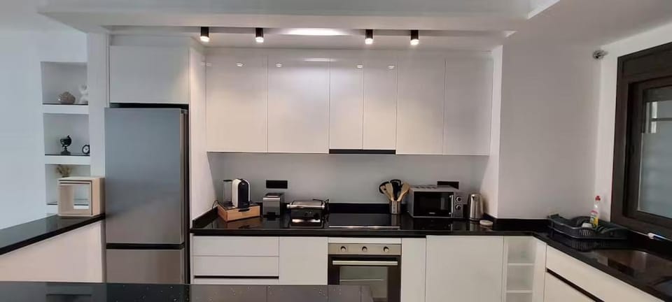 Coffee/tea facilities, dishwasher, oven, stove, toaster