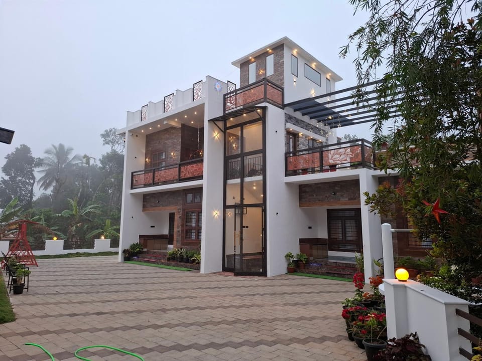 Property building, Day, Balcony/Terrace