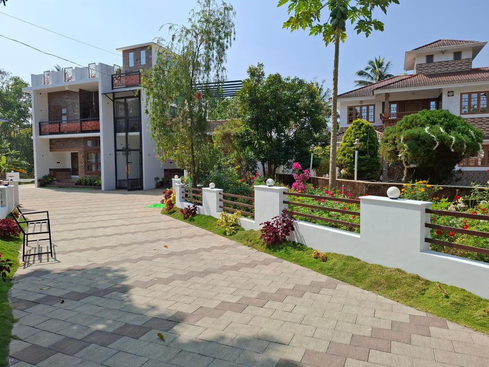 Property building, Day, Neighbourhood, Garden view