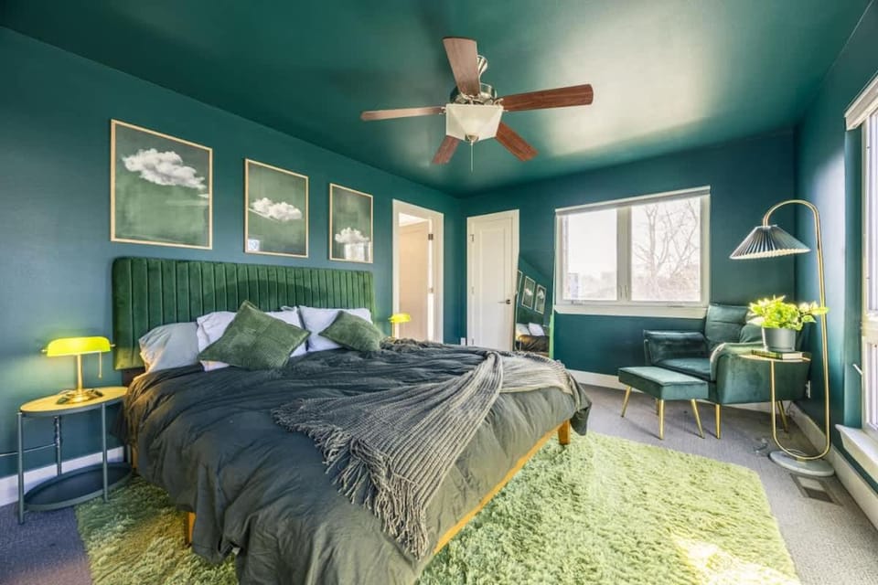 Luxury Oasis Heated Pool Rooftop Spa Fire Pits House in Denver