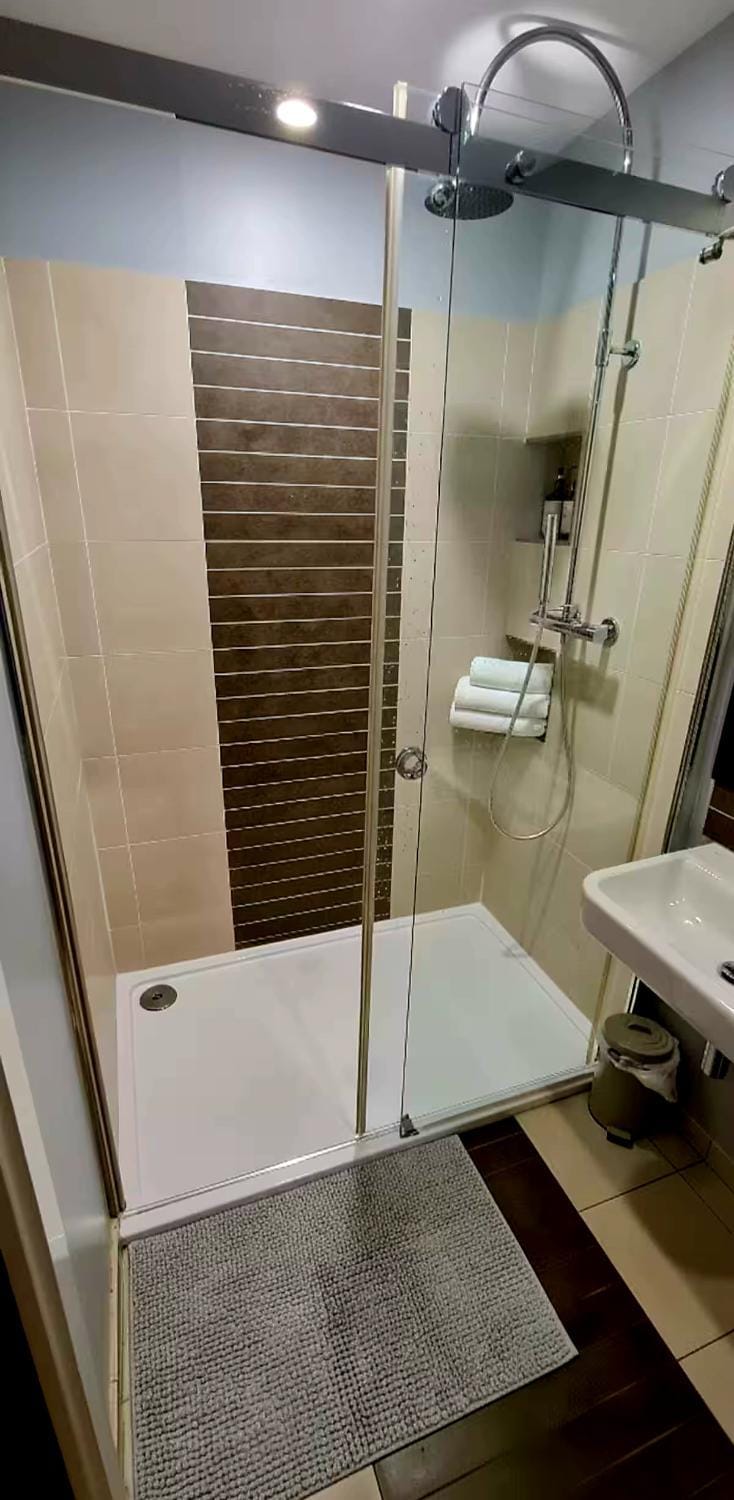 Shower, Bathroom, towels