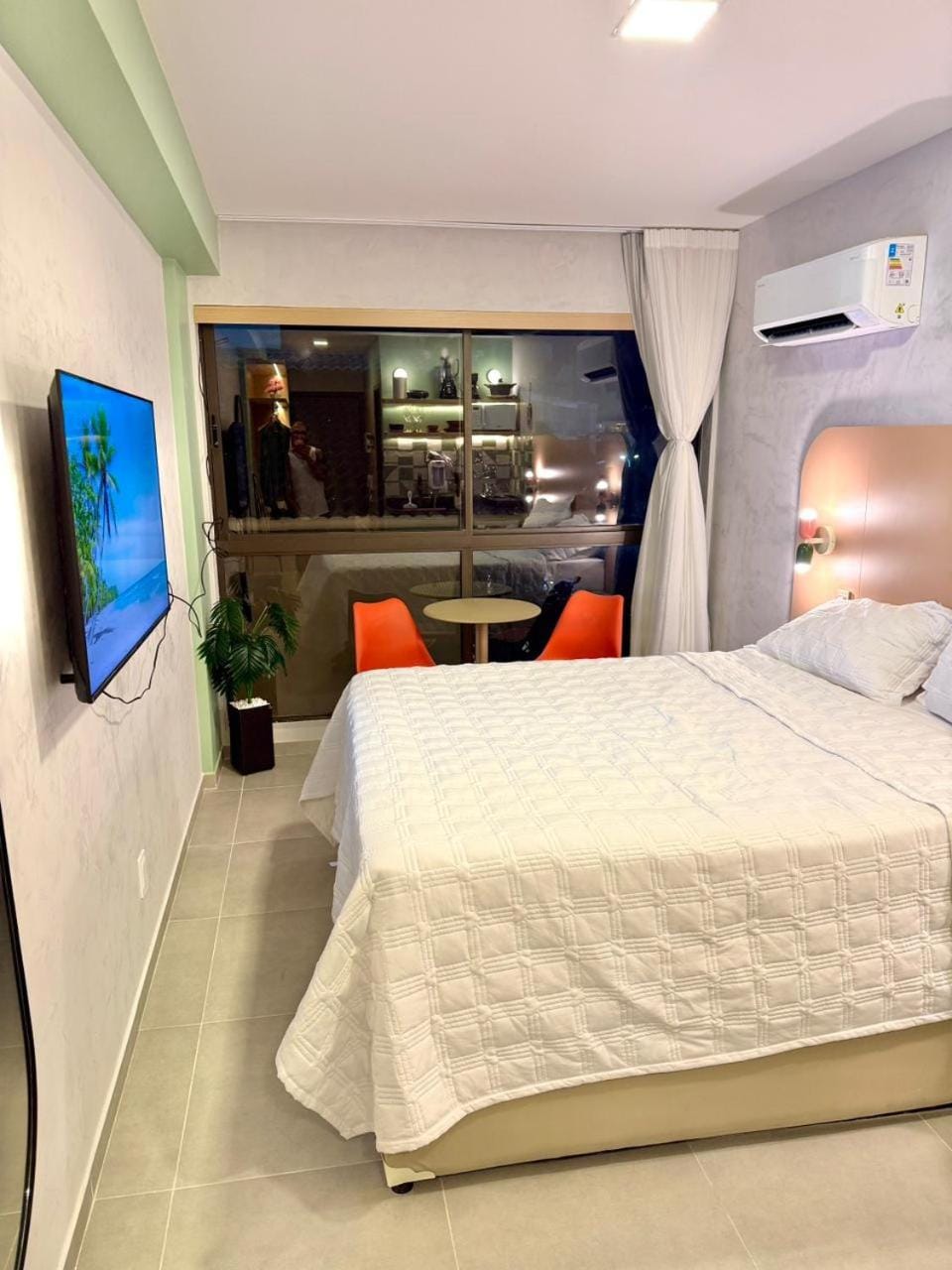 Bed, TV and multimedia, Photo of the whole room, Bedroom