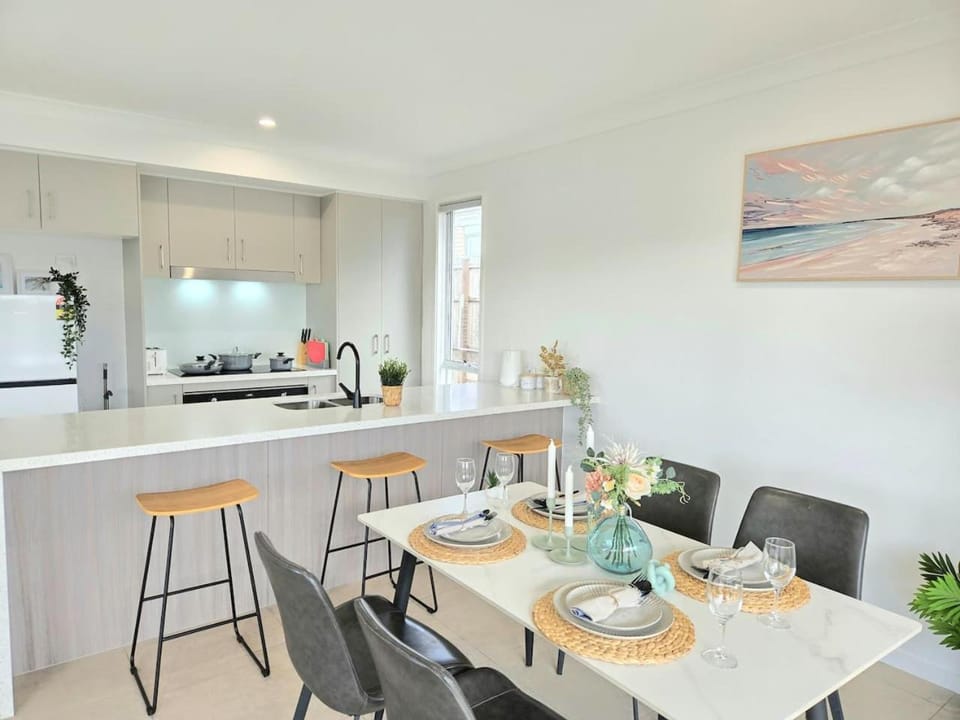 Gold Coast Gateway - Spacious 4BR House in Logan House in Brisbane
