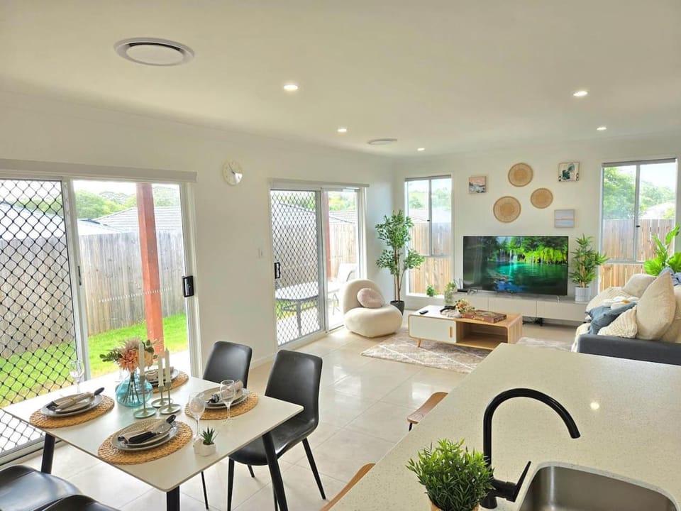 Gold Coast Gateway - Spacious 4BR House in Logan House in Brisbane