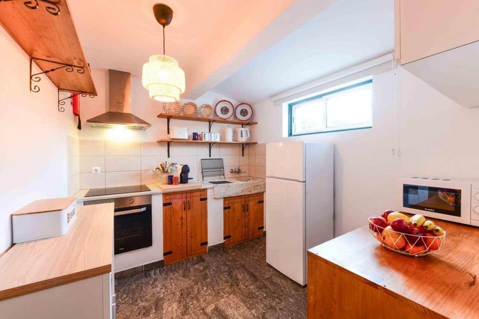 Kitchen or kitchenette, Food and drinks, Food, dishwasher, oven, stove, toaster