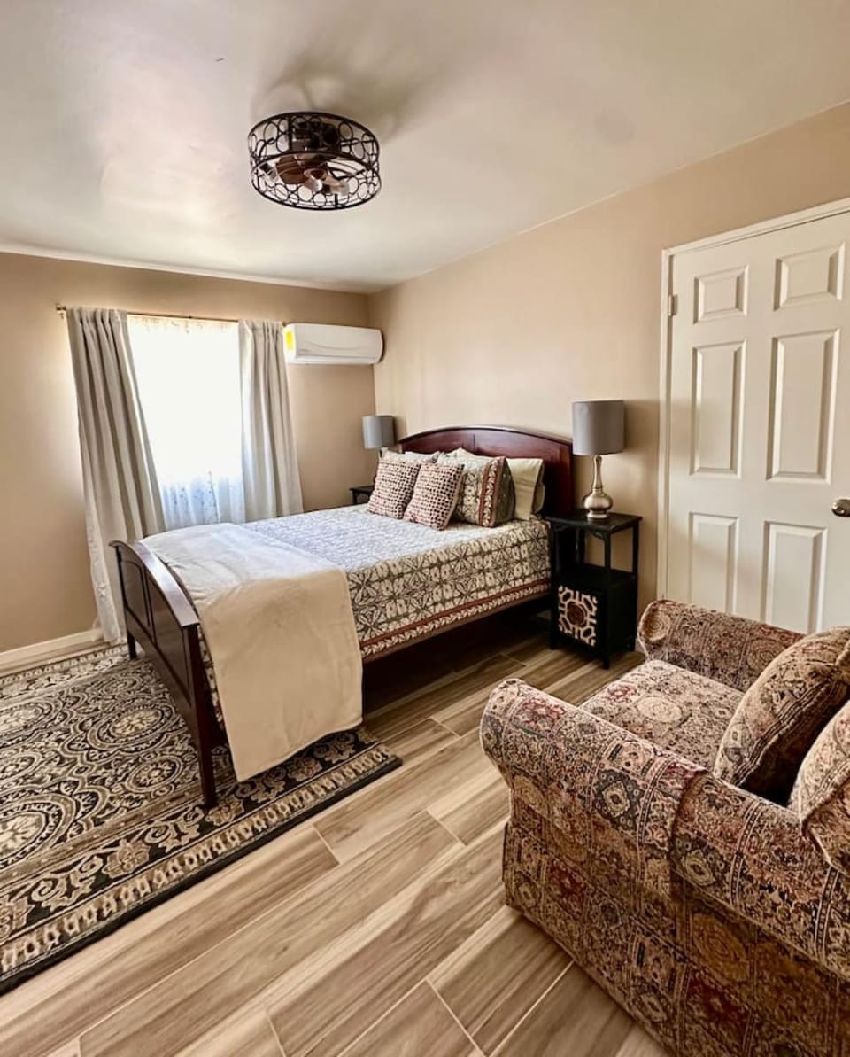 1 bed with washer dryer in unit, soaker tub near Field of Dreams Apartment in Las Cruces