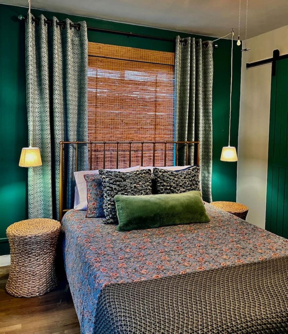 2 bed with Washer and Dryer, pets ok, 5 min to Farmers Market House in Las Cruces