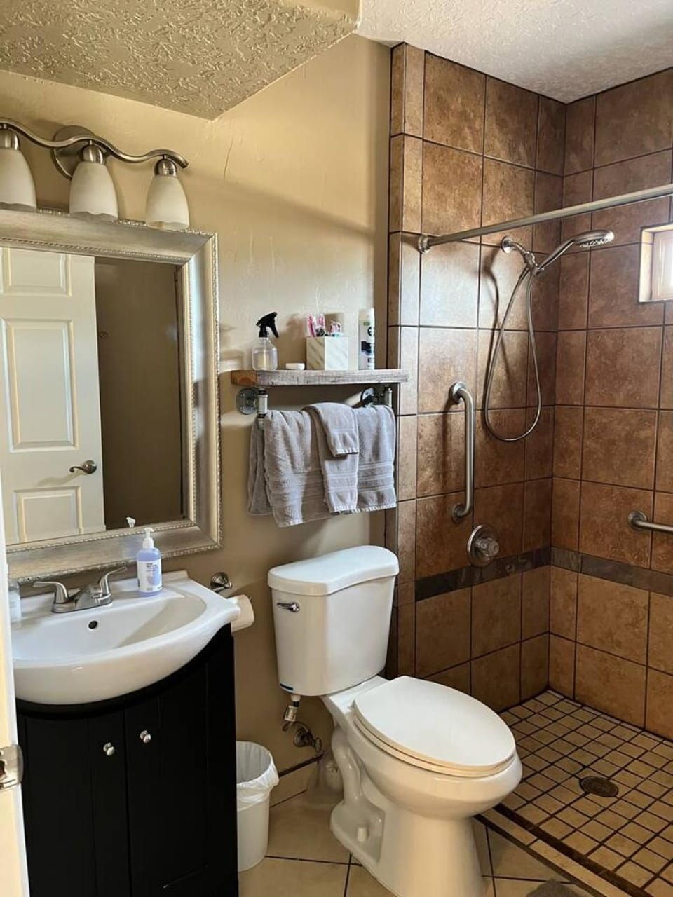 1 bedroom near NMSU. Washer and Dryer in unit, pets welcome. House in Las Cruces