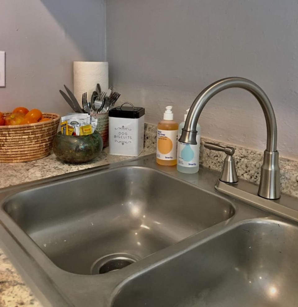 Studio with queen bed, pets ok, 3 min to Farmers mkt Apartment in Las Cruces