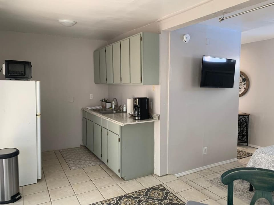 Studio with queen bed, pets ok, 3 min to Farmers mkt Apartment in Las Cruces