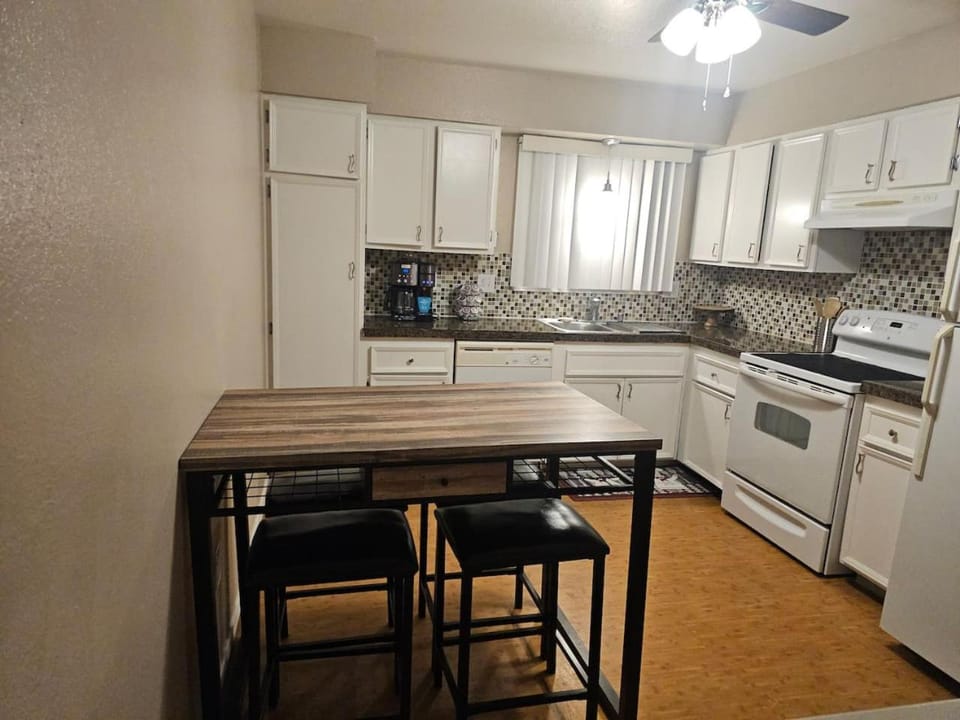 Pup friendly Beautiful 2 Bedroom Apartment in Anchorage