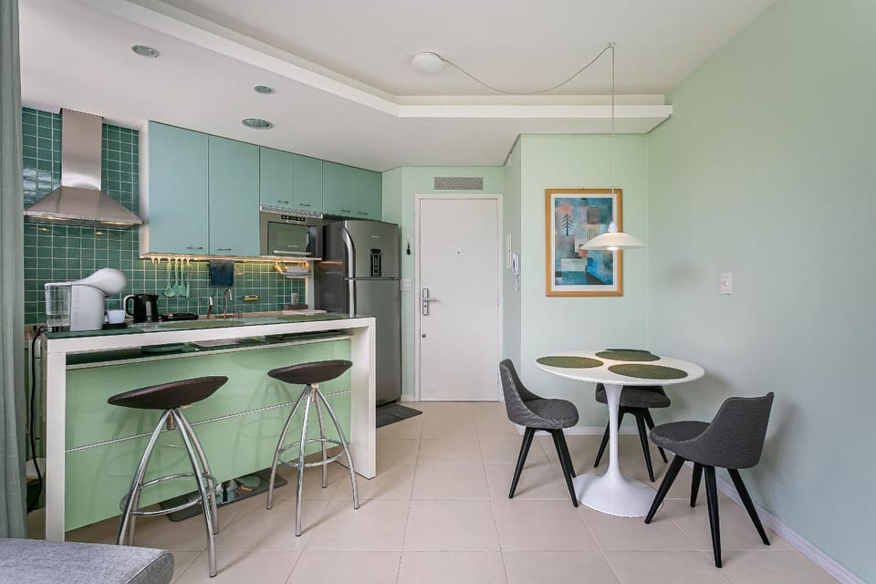 Coffee/tea facilities, Kitchen or kitchenette, Dining area, minibar, oven, stove