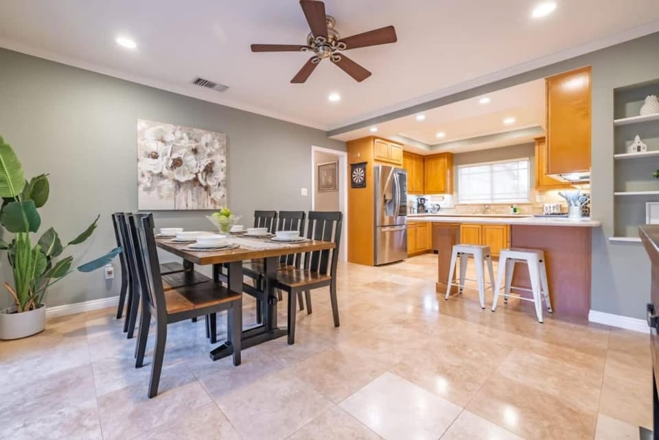 Marbella Lane - Charming 4BR Bungalo for Relaxing Retreat House in Fullerton