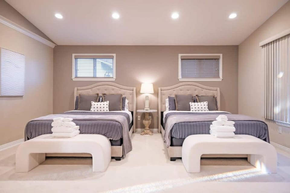 Marbella Lane - Charming 4BR Bungalo for Relaxing Retreat House in Fullerton