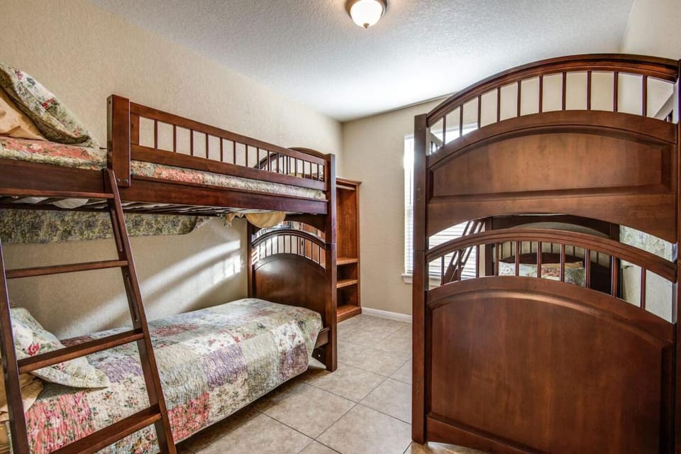 Bedroom, bunk bed