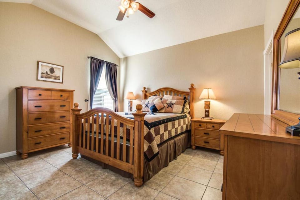 Bed, TV and multimedia, Bedroom
