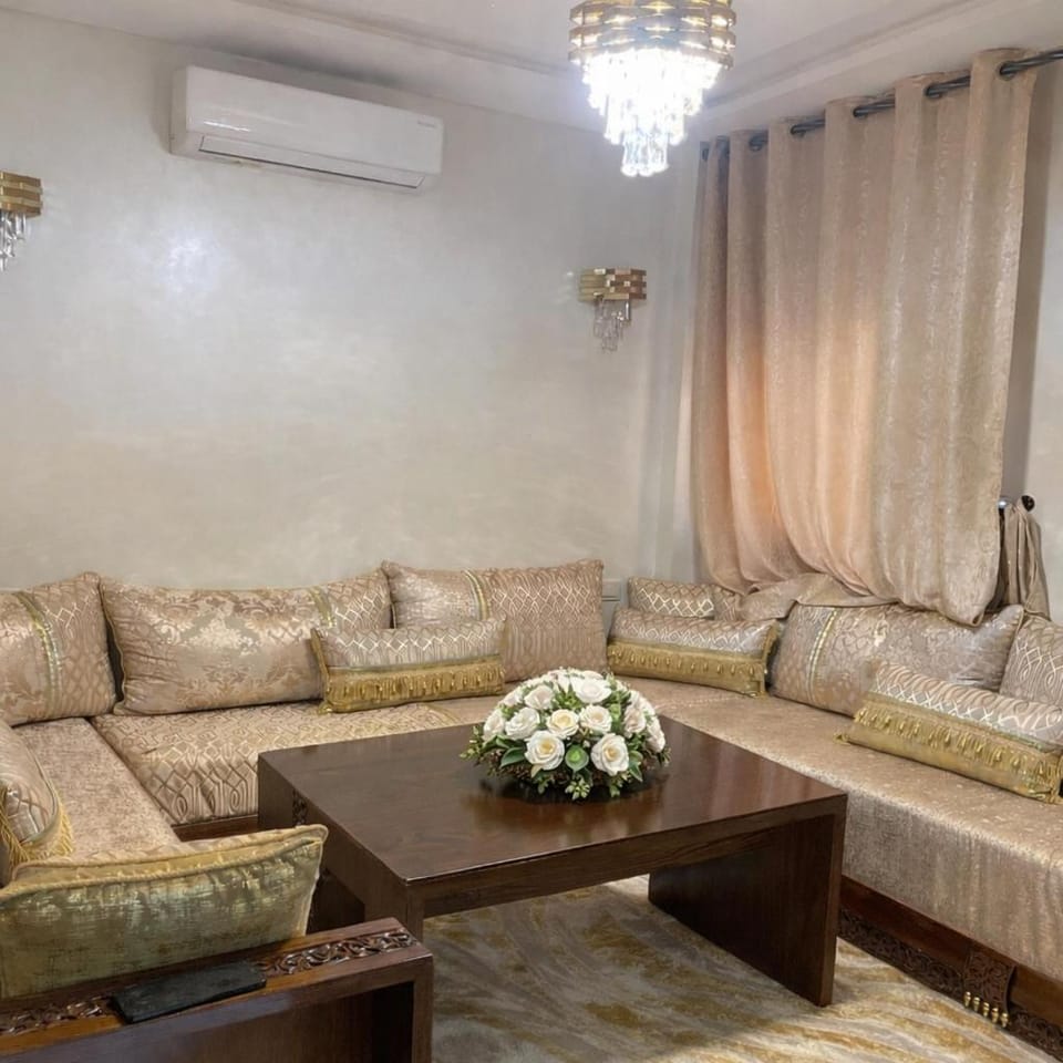 Seating area, Bedroom, air conditioner