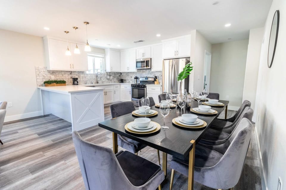 Modern 4BR Stay Premium Beds & Full Kitchen House in North Hollywood