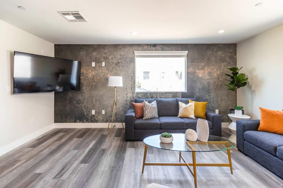 Modern 4BR Stay Premium Beds & Full Kitchen House in North Hollywood