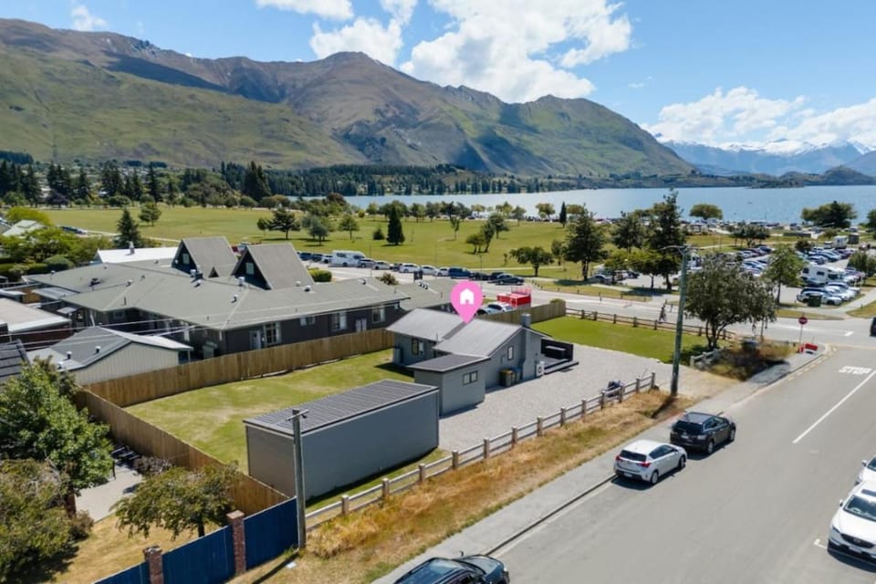 Property building, Nearby landmark, Day, Neighbourhood, Natural landscape, Lake view, Mountain view, Street view, Location, Parking