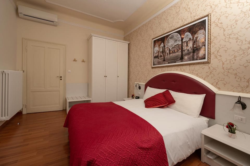 Photo of the whole room, Bedroom, internet, wardrobe, air conditioner
