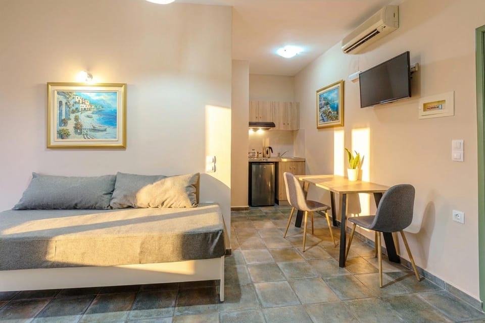 TV and multimedia, Kitchen or kitchenette, Living room, Seating area, Dining area, air conditioner