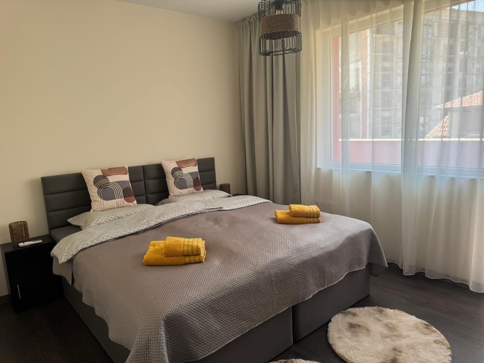 Bed, Bedroom, towels