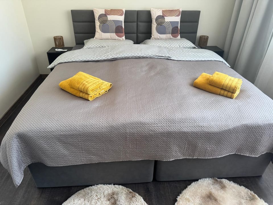 Bed, Bedroom, towels