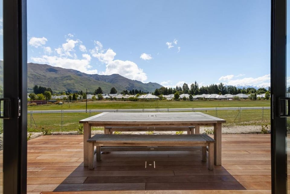 Modern Wanaka Escape with Panoramic Mt Roy Views House in Wanaka