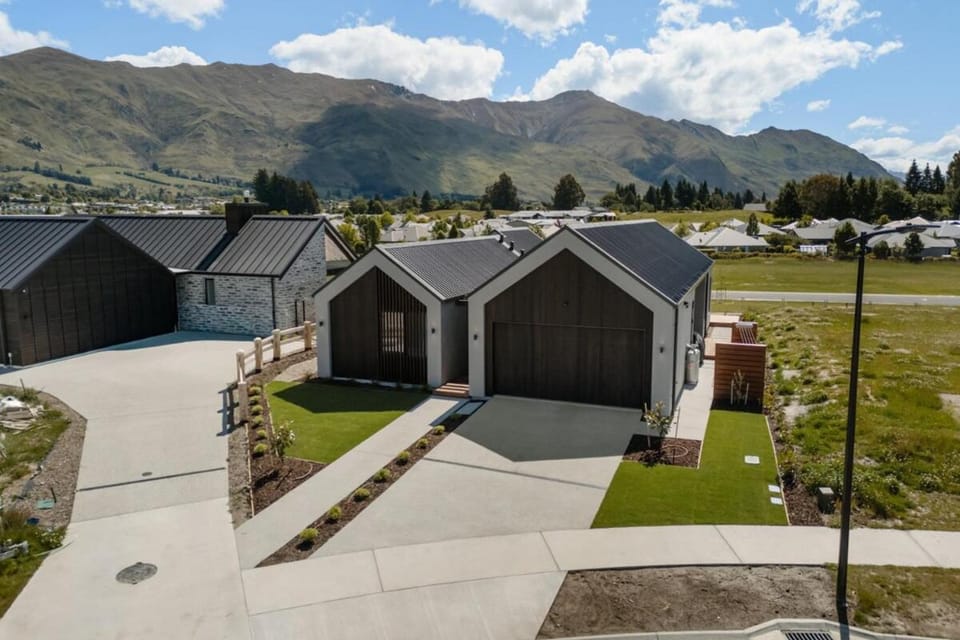 Modern Wanaka Escape with Panoramic Mt Roy Views House in Wanaka