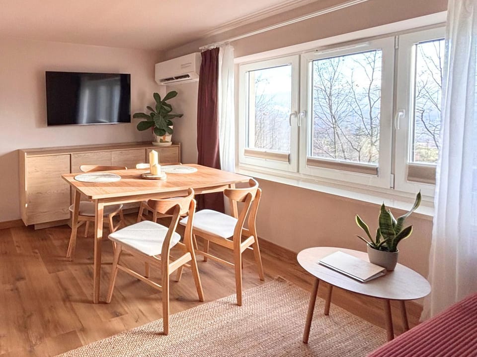 TV and multimedia, Living room, Seating area, Dining area