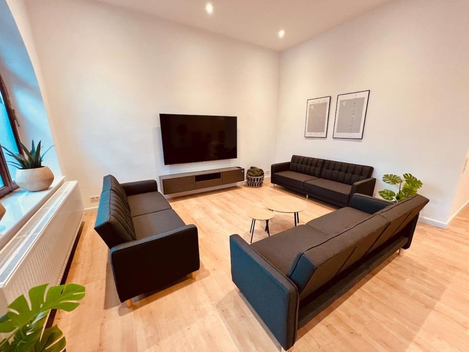 Communal lounge/ TV room, TV and multimedia, Seating area
