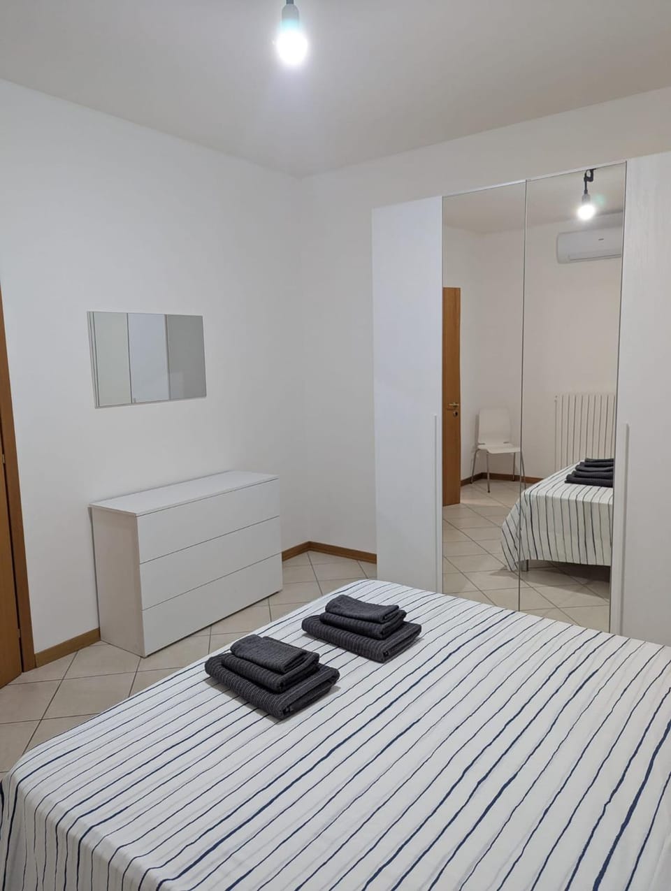 Photo of the whole room, towels, wardrobe