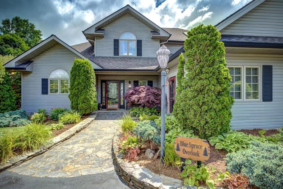 Blue Spruce Overlook House in Watauga