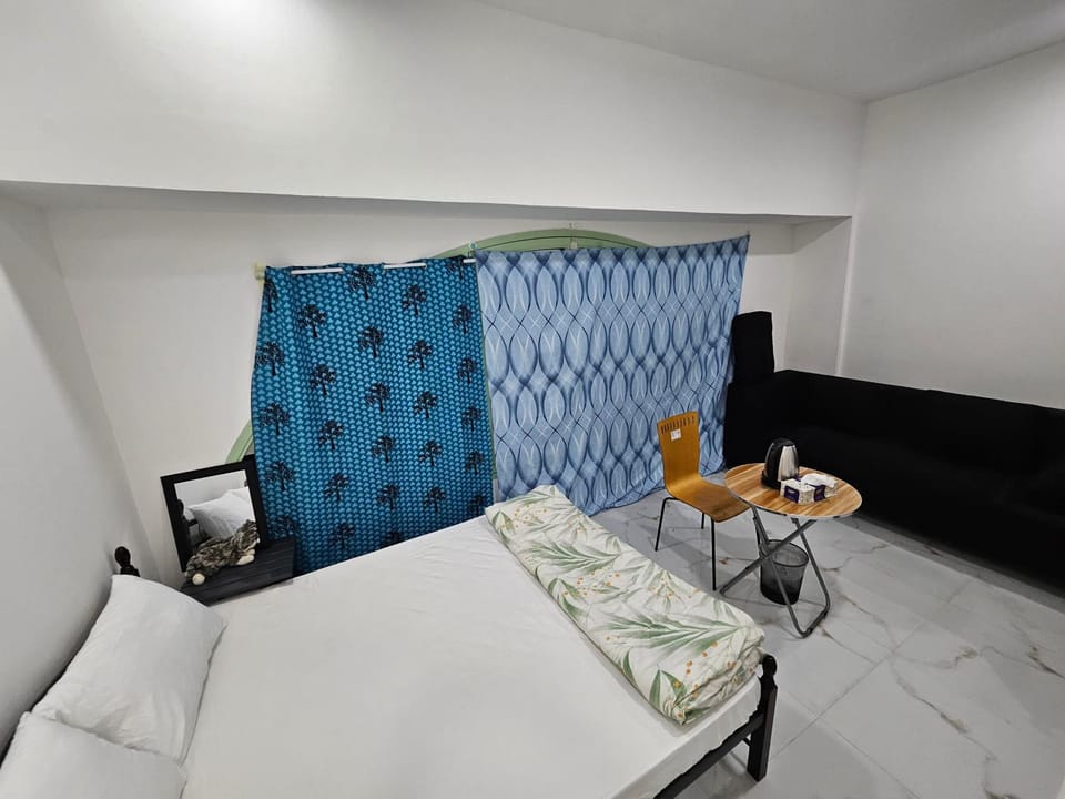Mount Everest Stay n' Lounge Bed and Breakfast in Abu Dhabi