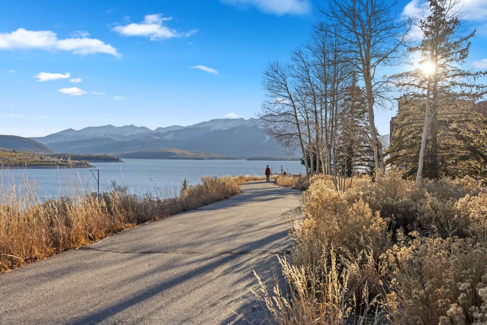 2BR Escape for 6 Overlooking Marina & Lake Dillon House in Dillon