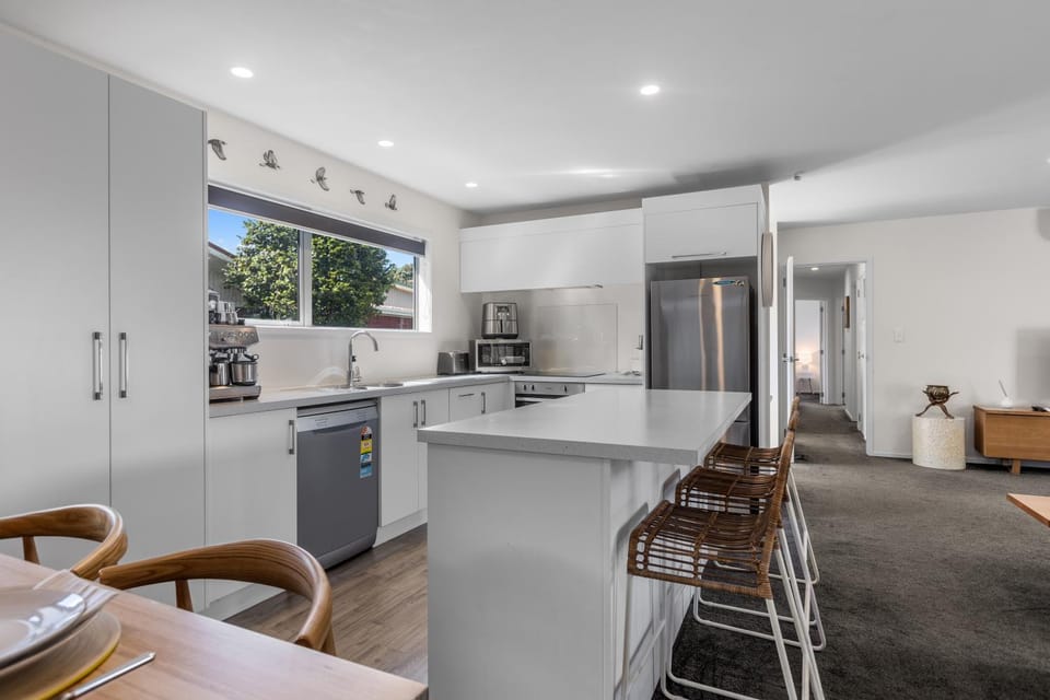 Kitchen or kitchenette, Living room, Seating area, Dining area, oven, stove, toaster