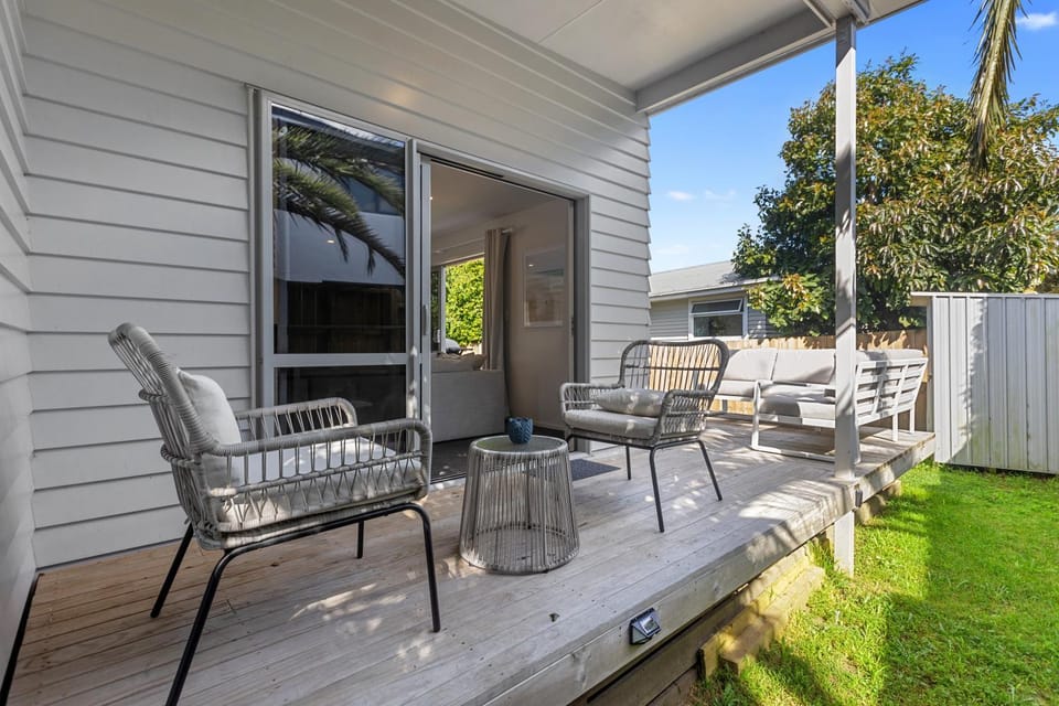 Property building, Patio, Spring, Day, Natural landscape, Garden, Balcony/Terrace, Living room, Seating area, Dining area