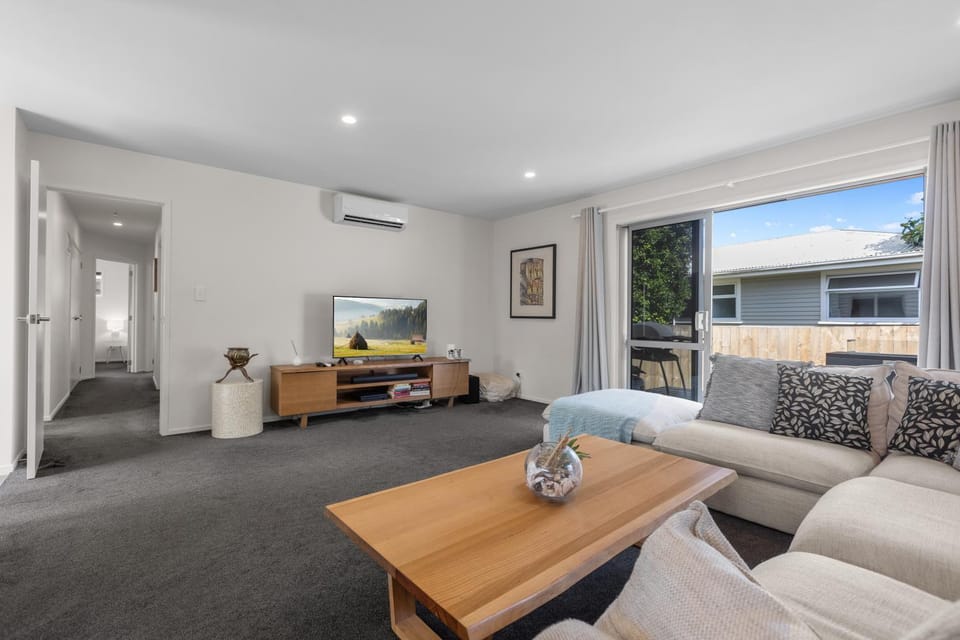 TV and multimedia, Living room, Photo of the whole room, Seating area, air conditioner