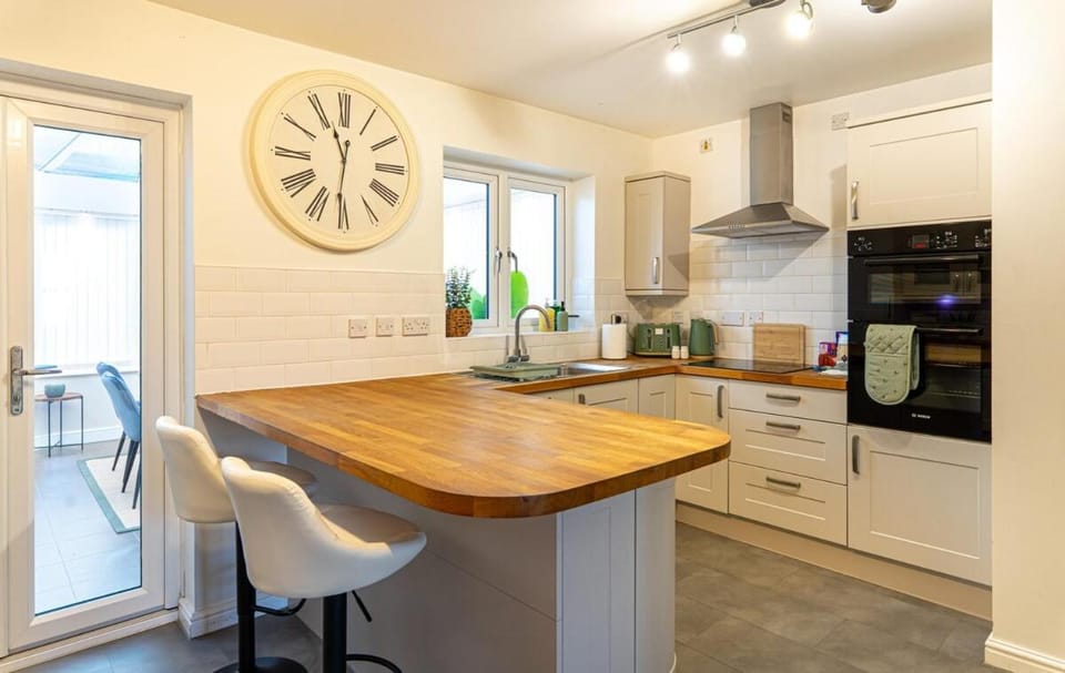 Eden House Stylish 3BR, 6 Guests Contractor Near NEC and Birmingham Airport House in Shirley