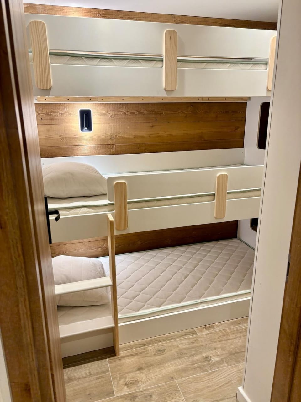 Bed, Photo of the whole room, bunk bed