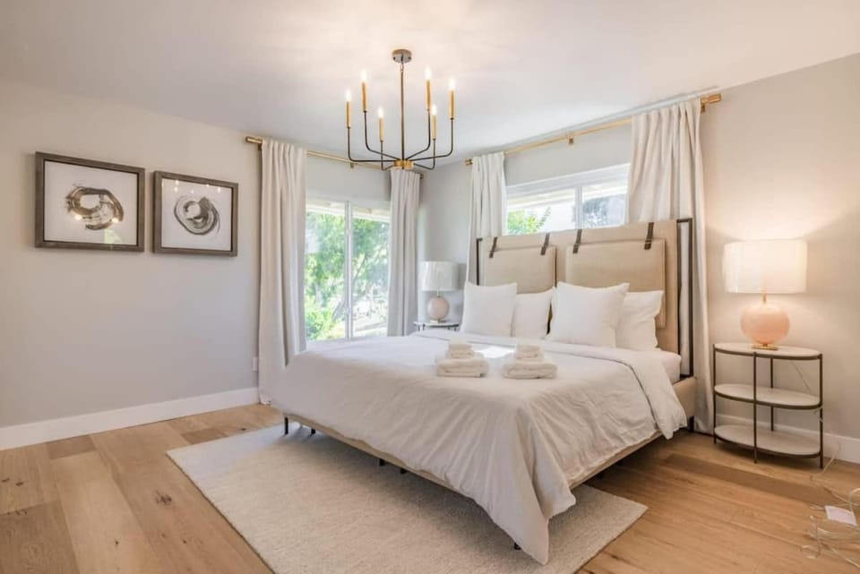 Marbella Lane - Cozy Modern Home w Relaxing Design & Pool House in Fullerton