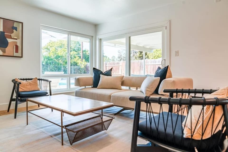 Marbella Lane - Cozy Modern Home w Relaxing Design & Pool House in Fullerton