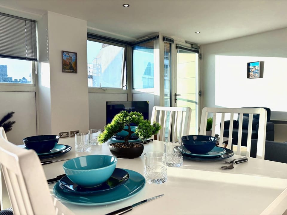 Living room, Seating area, Dining area