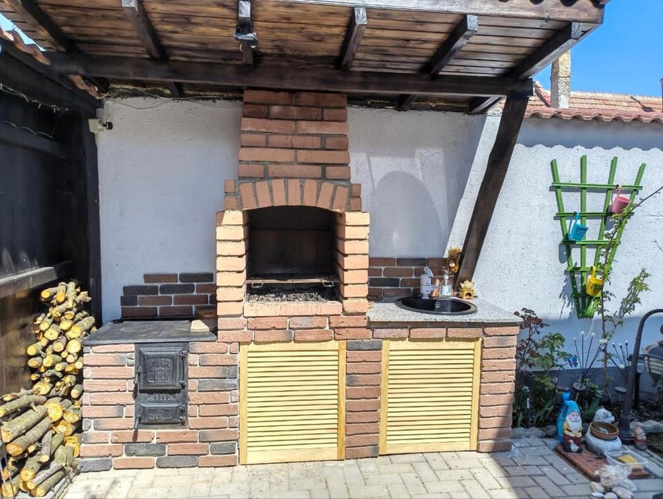 BBQ facilities, Kitchen or kitchenette, Inner courtyard view