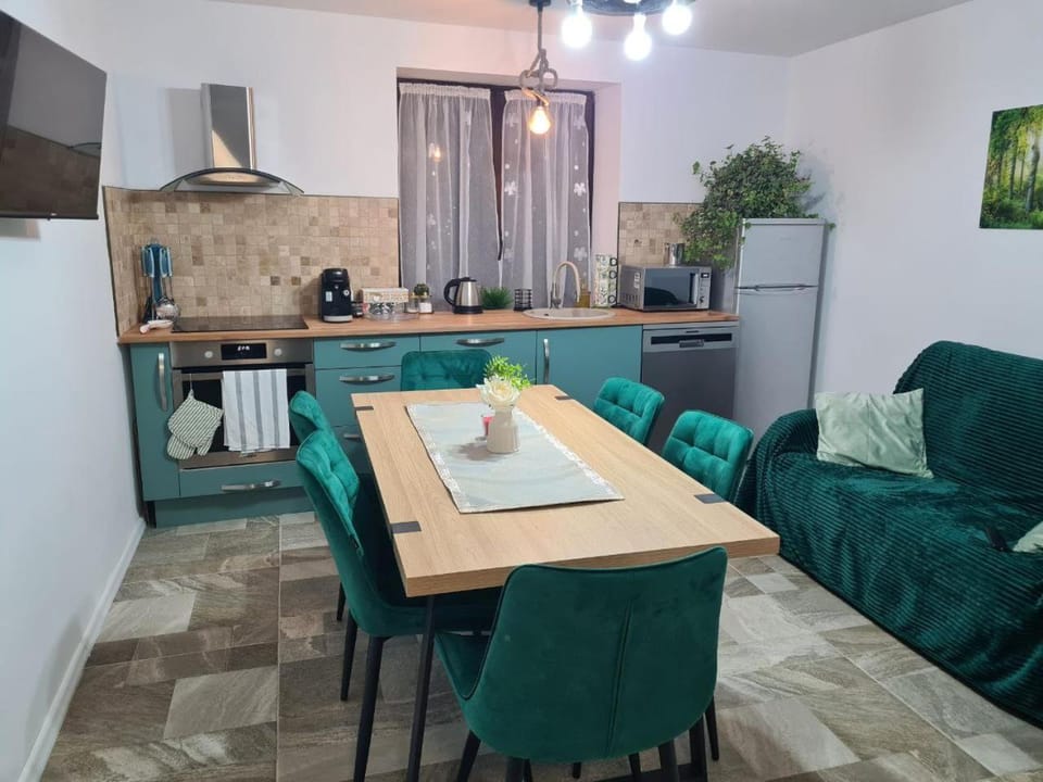 Communal lounge/ TV room, TV and multimedia, Kitchen or kitchenette, Living room, Dining area, Communal kitchen, Drinks