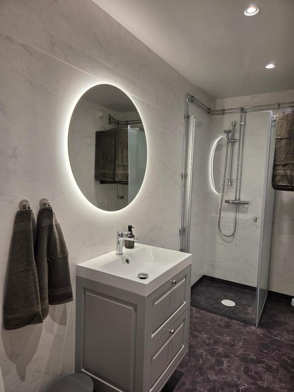 Stilren och nybyggd lägenhet nära E4 R84 Hudiksvall Apartment in Sweden