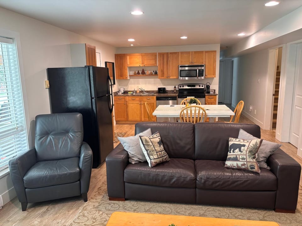Kitchen or kitchenette, Living room