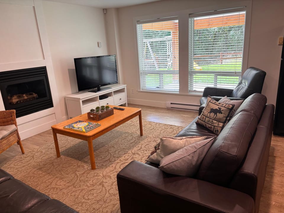 Communal lounge/ TV room, Living room, Evening entertainment